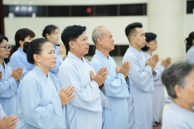 Paying homage to the Most Master and commemorating Hoang Phap Pagoda’s Founder by Monks, and Buddhists