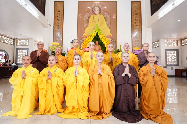 Paying homage to the Most Master and commemorating Hoang Phap Pagoda’s Founder by Monks, and Buddhists