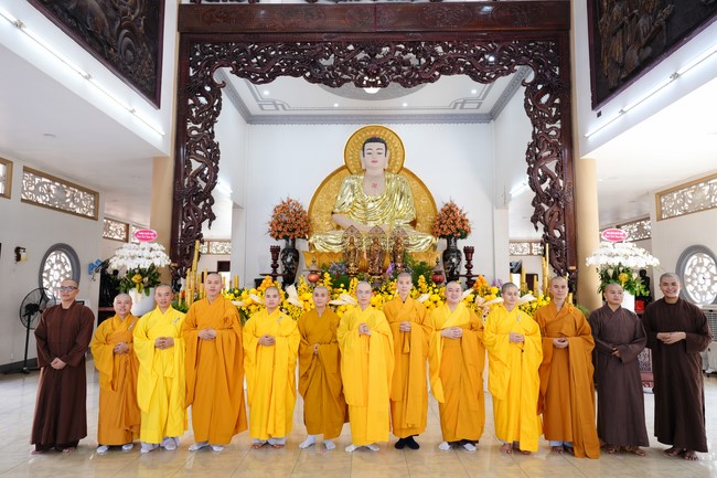 Paying homage to the Most Master and commemorating Hoang Phap Pagoda’s Founder by Monks, and Buddhists