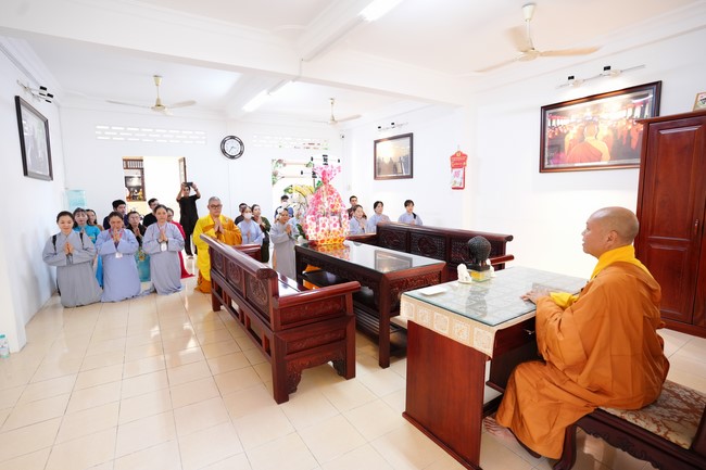 Paying homage to the Most Master and commemorating Hoang Phap Pagoda’s Founder by Monks, and Buddhists