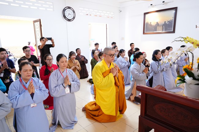 Paying homage to the Most Master and commemorating Hoang Phap Pagoda’s Founder by Monks, and Buddhists