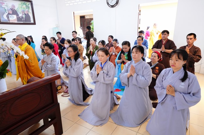 Paying homage to the Most Master and commemorating Hoang Phap Pagoda’s Founder by Monks, and Buddhists