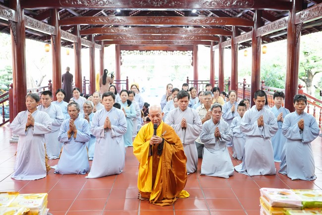 Paying homage to the Most Master and commemorating Hoang Phap Pagoda’s Founder by Monks, and Buddhists