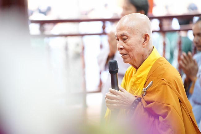 Paying homage to the Most Master and commemorating Hoang Phap Pagoda’s Founder by Monks, and Buddhists