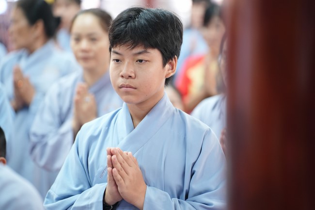 Paying homage to the Most Master and commemorating Hoang Phap Pagoda’s Founder by Monks, and Buddhists