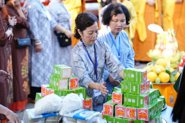Paying homage to the Most Master and commemorating Hoang Phap Pagoda’s Founder by Monks, and Buddhists