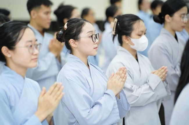 Paying homage to the Most Master and commemorating Hoang Phap Pagoda’s Founder by Monks, and Buddhists