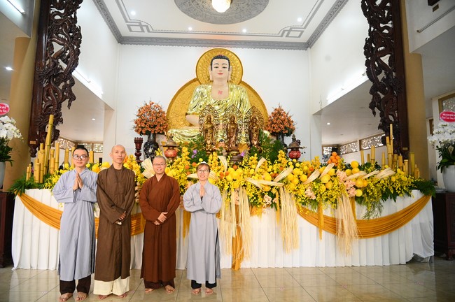 Paying homage to the Most Master and commemorating Hoang Phap Pagoda’s Founder by Monks, and Buddhists