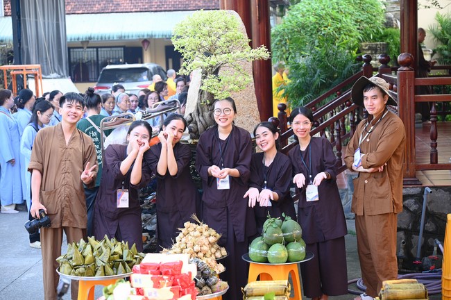 Paying homage to the Most Master and commemorating Hoang Phap Pagoda’s Founder by Monks, and Buddhists
