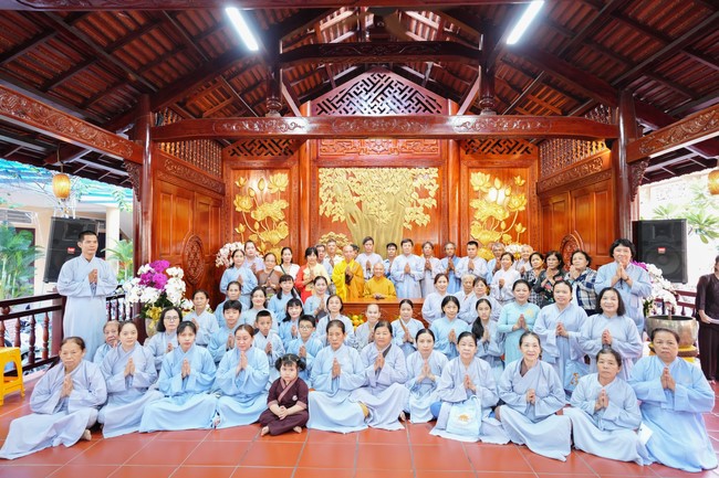 Paying homage to the Most Master and commemorating Hoang Phap Pagoda’s Founder by Monks, and Buddhists