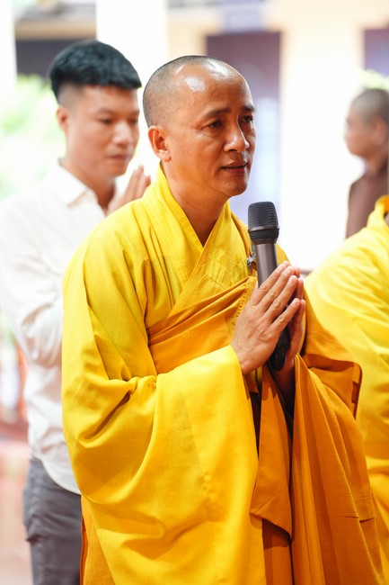 Paying homage to the Most Master and commemorating Hoang Phap Pagoda’s Founder by Monks, and Buddhists