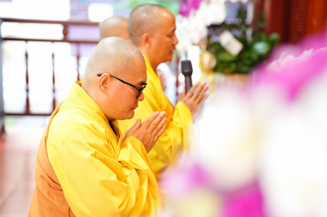 Paying homage to the Most Master and commemorating Hoang Phap Pagoda’s Founder by Monks, and Buddhists