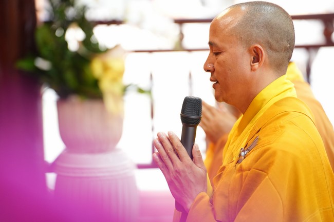 Paying homage to the Most Master and commemorating Hoang Phap Pagoda’s Founder by Monks, and Buddhists