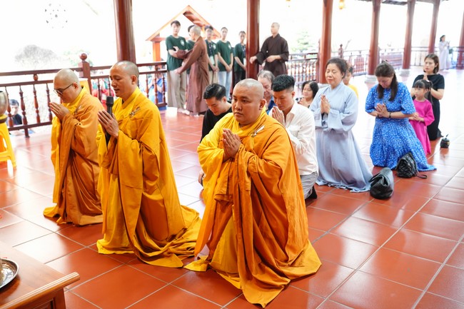 Paying homage to the Most Master and commemorating Hoang Phap Pagoda’s Founder by Monks, and Buddhists