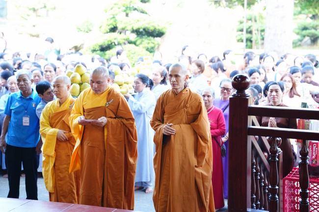 Paying homage to the Most Master and commemorating Hoang Phap Pagoda’s Founder by Monks, and Buddhists