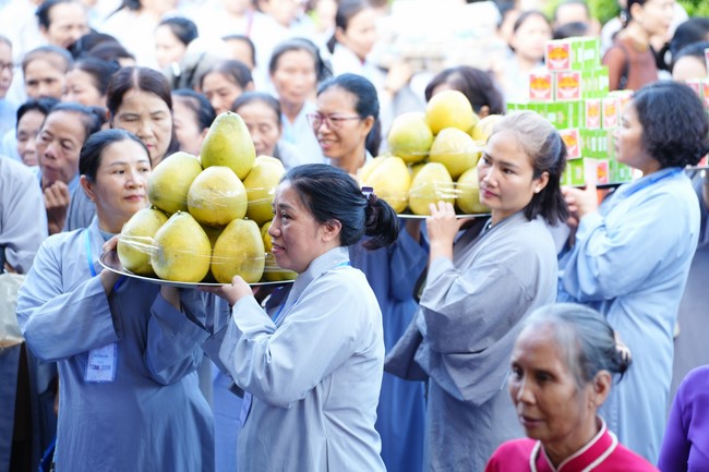 Paying homage to the Most Master and commemorating Hoang Phap Pagoda’s Founder by Monks, and Buddhists