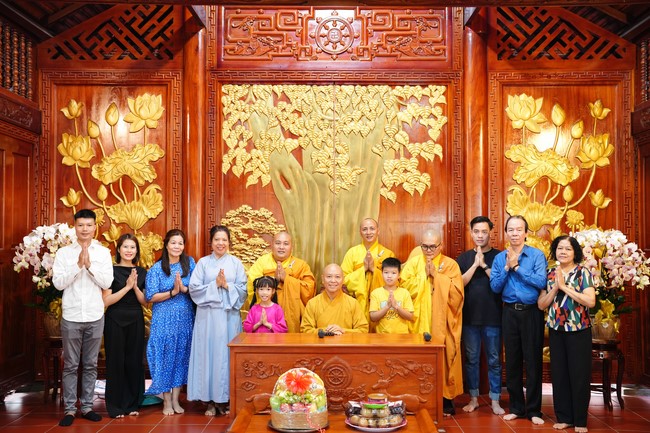 Paying homage to the Most Master and commemorating Hoang Phap Pagoda’s Founder by Monks, and Buddhists