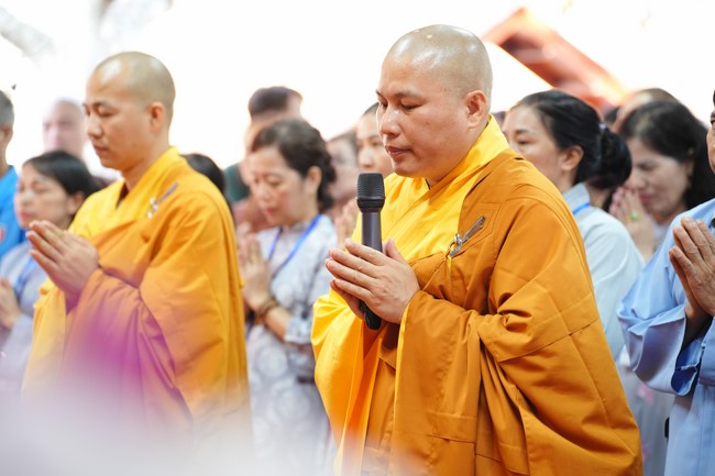 Paying homage to the Most Master and commemorating Hoang Phap Pagoda’s Founder by Monks, and Buddhists