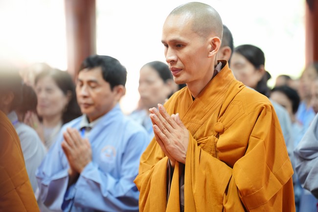 Paying homage to the Most Master and commemorating Hoang Phap Pagoda’s Founder by Monks, and Buddhists