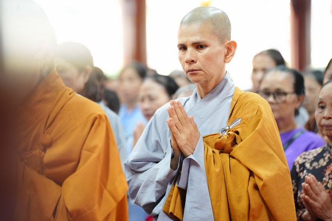Paying homage to the Most Master and commemorating Hoang Phap Pagoda’s Founder by Monks, and Buddhists