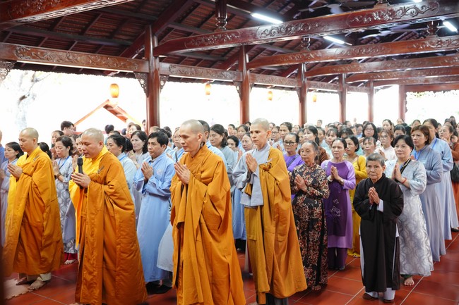 Paying homage to the Most Master and commemorating Hoang Phap Pagoda’s Founder by Monks, and Buddhists
