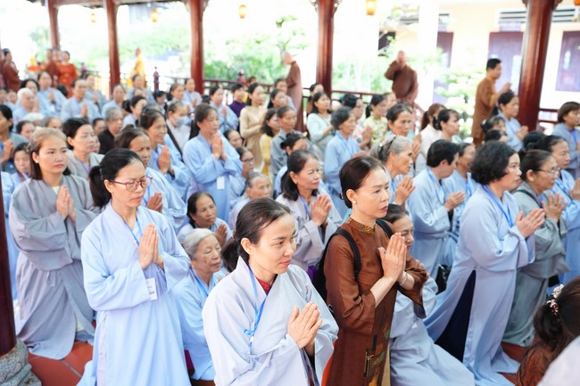 Paying homage to the Most Master and commemorating Hoang Phap Pagoda’s Founder by Monks, and Buddhists
