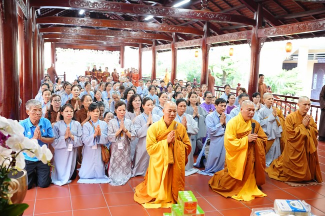 Paying homage to the Most Master and commemorating Hoang Phap Pagoda’s Founder by Monks, and Buddhists