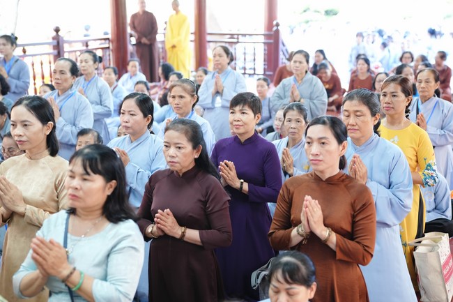 Paying homage to the Most Master and commemorating Hoang Phap Pagoda’s Founder by Monks, and Buddhists