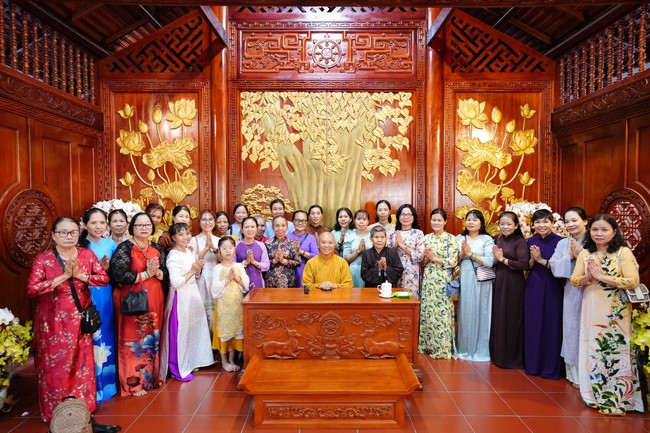 Paying homage to the Most Master and commemorating Hoang Phap Pagoda’s Founder by Monks, and Buddhists