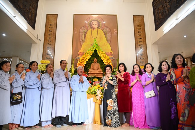Paying homage to the Most Master and commemorating Hoang Phap Pagoda’s Founder by Monks, and Buddhists