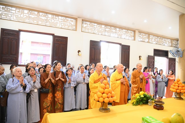 Paying homage to the Most Master and commemorating Hoang Phap Pagoda’s Founder by Monks, and Buddhists
