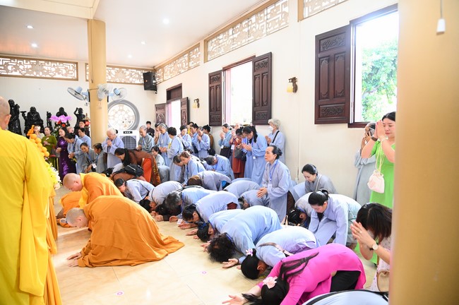 Paying homage to the Most Master and commemorating Hoang Phap Pagoda’s Founder by Monks, and Buddhists