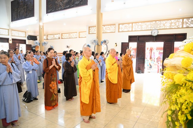 Paying homage to the Most Master and commemorating Hoang Phap Pagoda’s Founder by Monks, and Buddhists