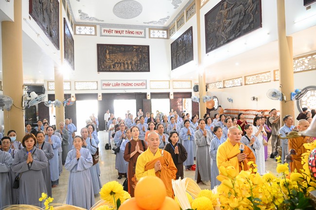 Paying homage to the Most Master and commemorating Hoang Phap Pagoda’s Founder by Monks, and Buddhists