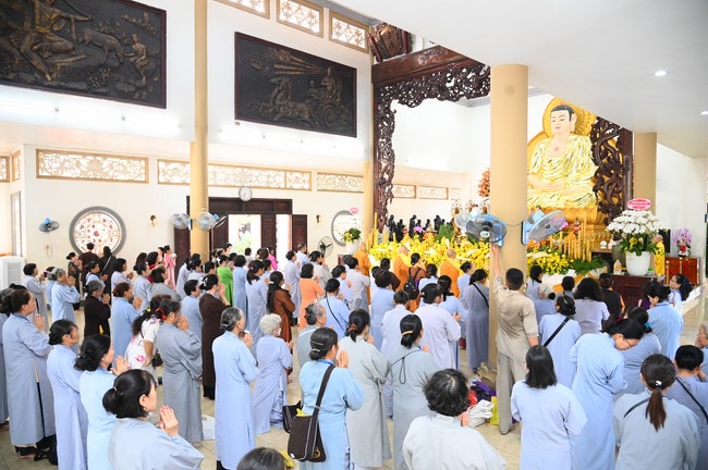 Paying homage to the Most Master and commemorating Hoang Phap Pagoda’s Founder by Monks, and Buddhists