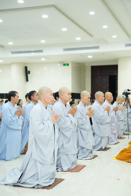 Paying homage to the Most Master and commemorating Hoang Phap Pagoda’s Founder by Monks, and Buddhists