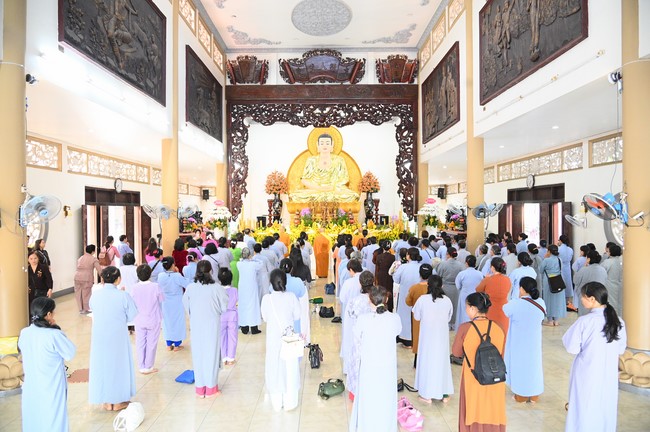 Paying homage to the Most Master and commemorating Hoang Phap Pagoda’s Founder by Monks, and Buddhists