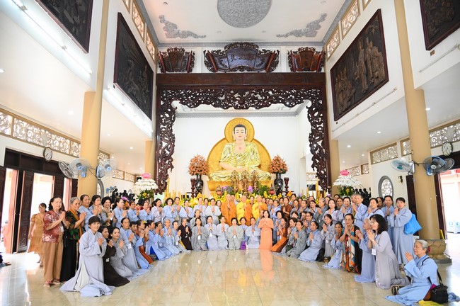 Paying homage to the Most Master and commemorating Hoang Phap Pagoda’s Founder by Monks, and Buddhists