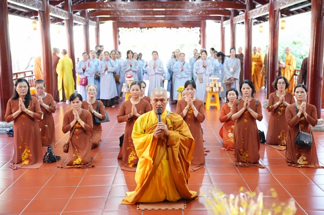 Paying homage to the Most Master and commemorating Hoang Phap Pagoda’s Founder by Monks, and Buddhists