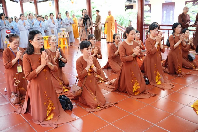 Paying homage to the Most Master and commemorating Hoang Phap Pagoda’s Founder by Monks, and Buddhists