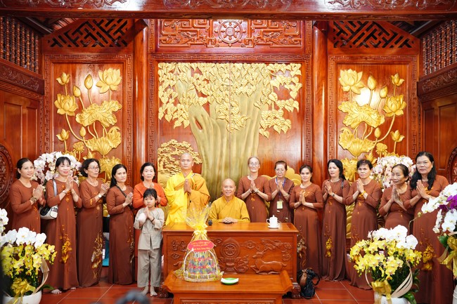 Paying homage to the Most Master and commemorating Hoang Phap Pagoda’s Founder by Monks, and Buddhists
