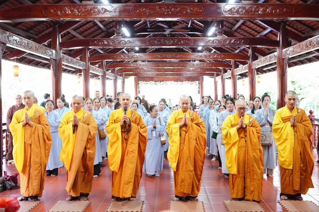 Paying homage to the Most Master and commemorating Hoang Phap Pagoda’s Founder by Monks, and Buddhists