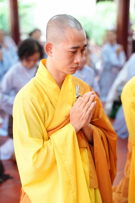 Paying homage to the Most Master and commemorating Hoang Phap Pagoda’s Founder by Monks, and Buddhists