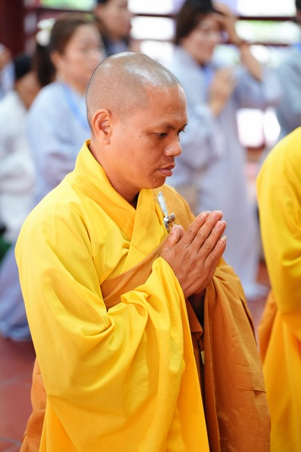 Paying homage to the Most Master and commemorating Hoang Phap Pagoda’s Founder by Monks, and Buddhists