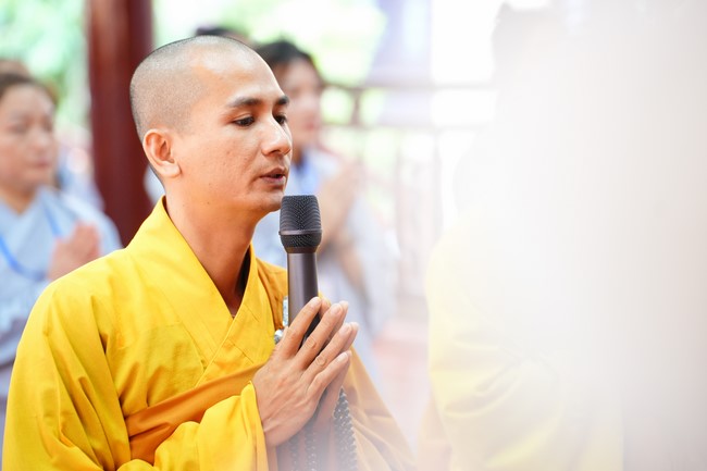 Paying homage to the Most Master and commemorating Hoang Phap Pagoda’s Founder by Monks, and Buddhists