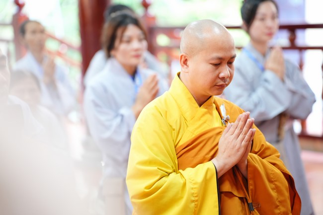 Paying homage to the Most Master and commemorating Hoang Phap Pagoda’s Founder by Monks, and Buddhists