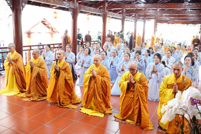 Paying homage to the Most Master and commemorating Hoang Phap Pagoda’s Founder by Monks, and Buddhists