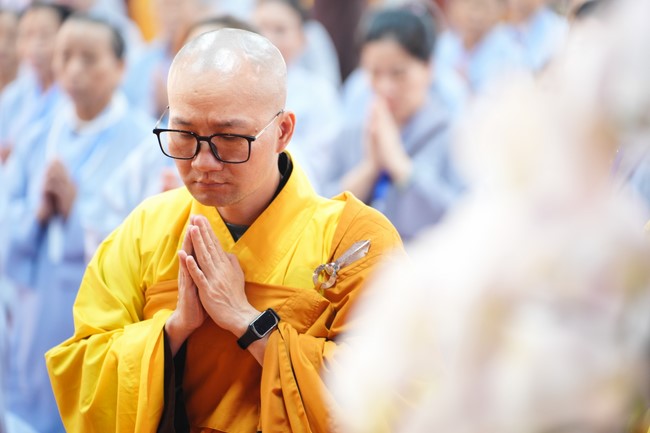 Paying homage to the Most Master and commemorating Hoang Phap Pagoda’s Founder by Monks, and Buddhists