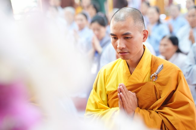 Paying homage to the Most Master and commemorating Hoang Phap Pagoda’s Founder by Monks, and Buddhists