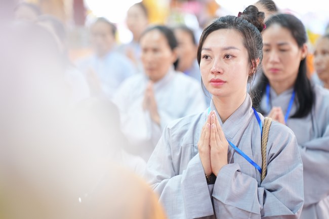 Paying homage to the Most Master and commemorating Hoang Phap Pagoda’s Founder by Monks, and Buddhists